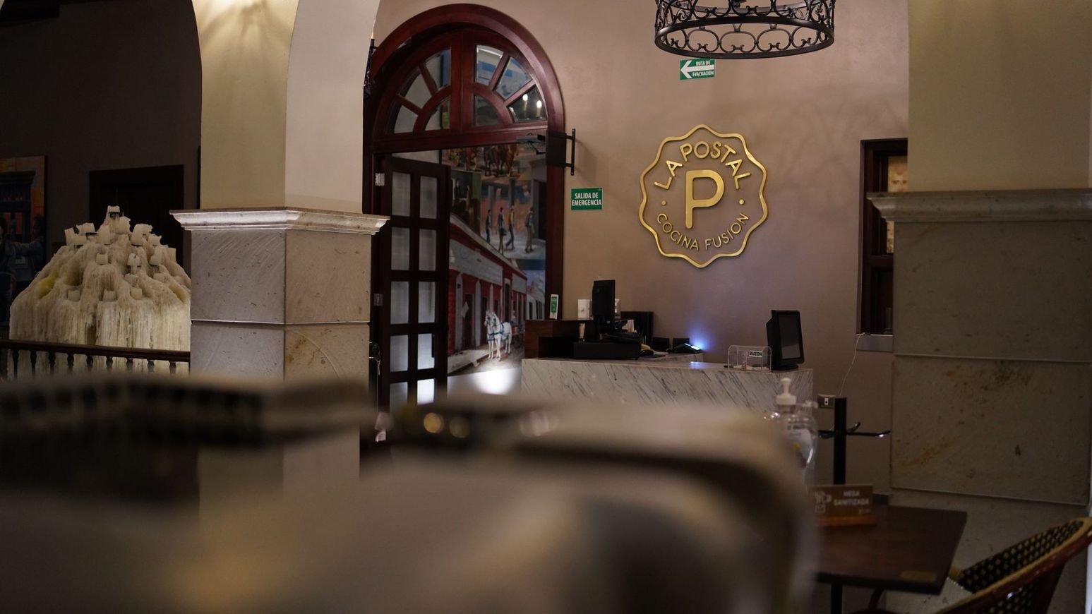 Un restaurante con un cartel que dice p en la pared.