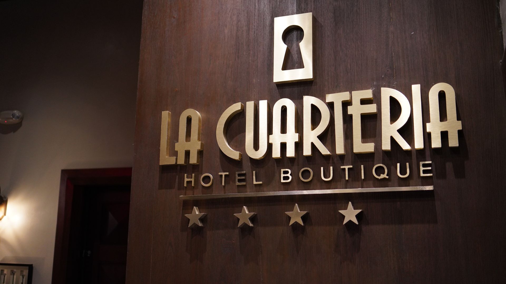 Un cartel que dice La Cuarteria Hotel Boutique.