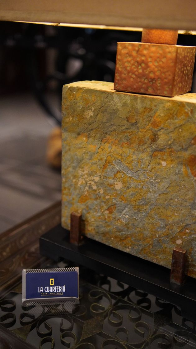 Una lámpara con base de piedra está sobre una mesa.