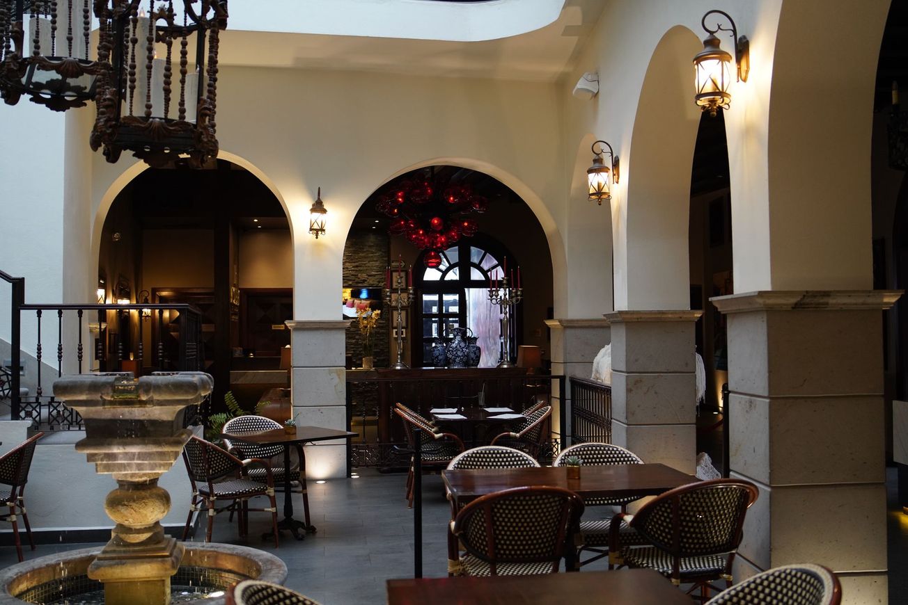 Un restaurante con mesas y sillas y una fuente.
