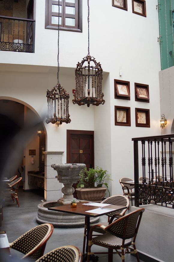 Un restaurante con mesas y sillas y una fuente.