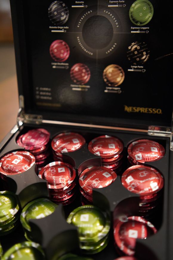 Una caja de cápsulas de café nespresso con diferentes sabores.