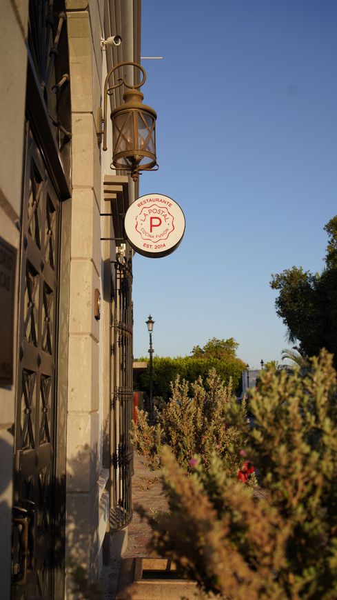 Un edificio con un cartel en el costado.