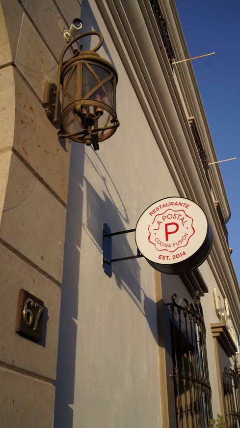 Un cartel en el costado de un edificio con la letra p.