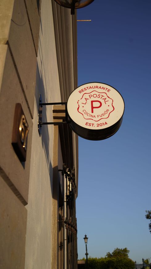 Un cartel en el costado de un edificio con la letra p en él.