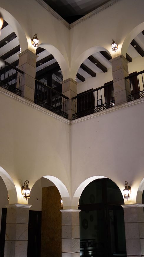 El interior de un edificio con arcos y columnas.