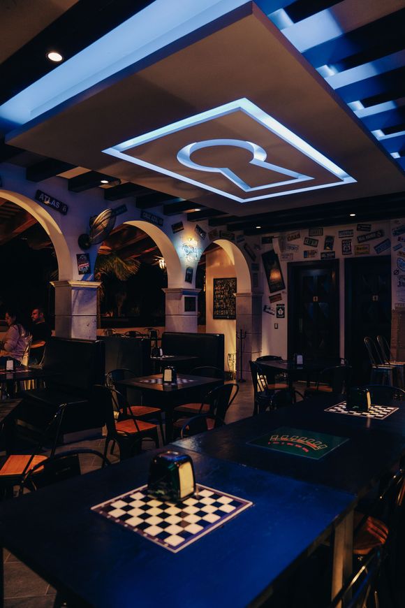 Un restaurante con un mantel a cuadros.