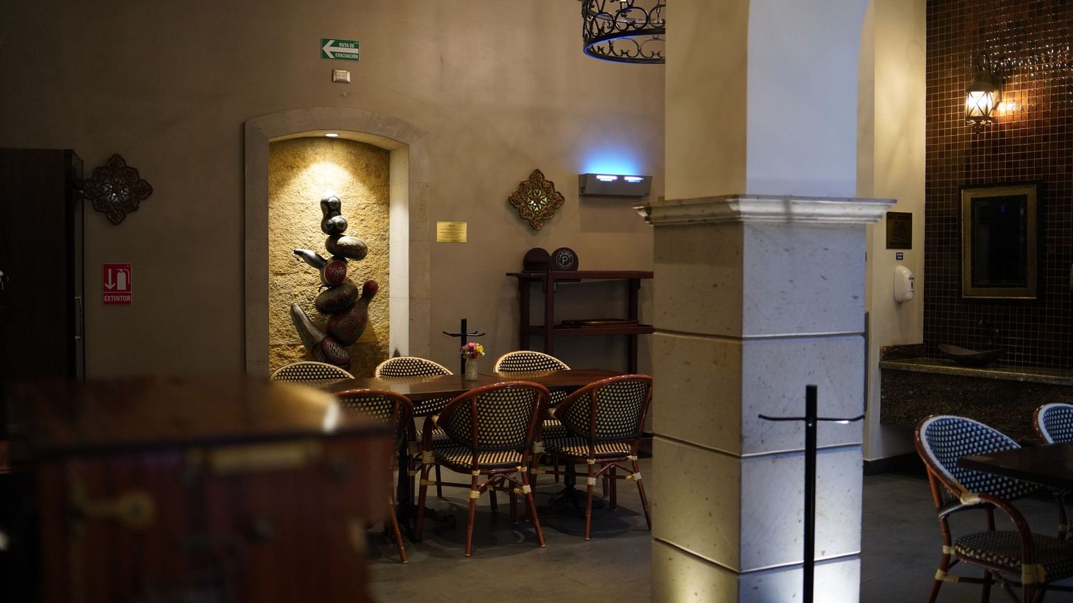 Una habitación con una mesa y sillas.