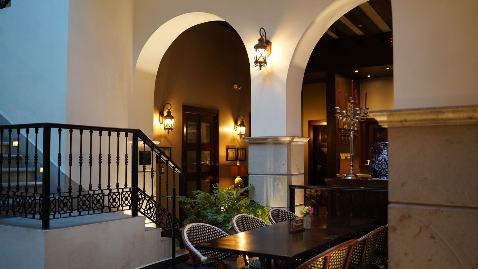 Un patio con una mesa y sillas en un edificio.