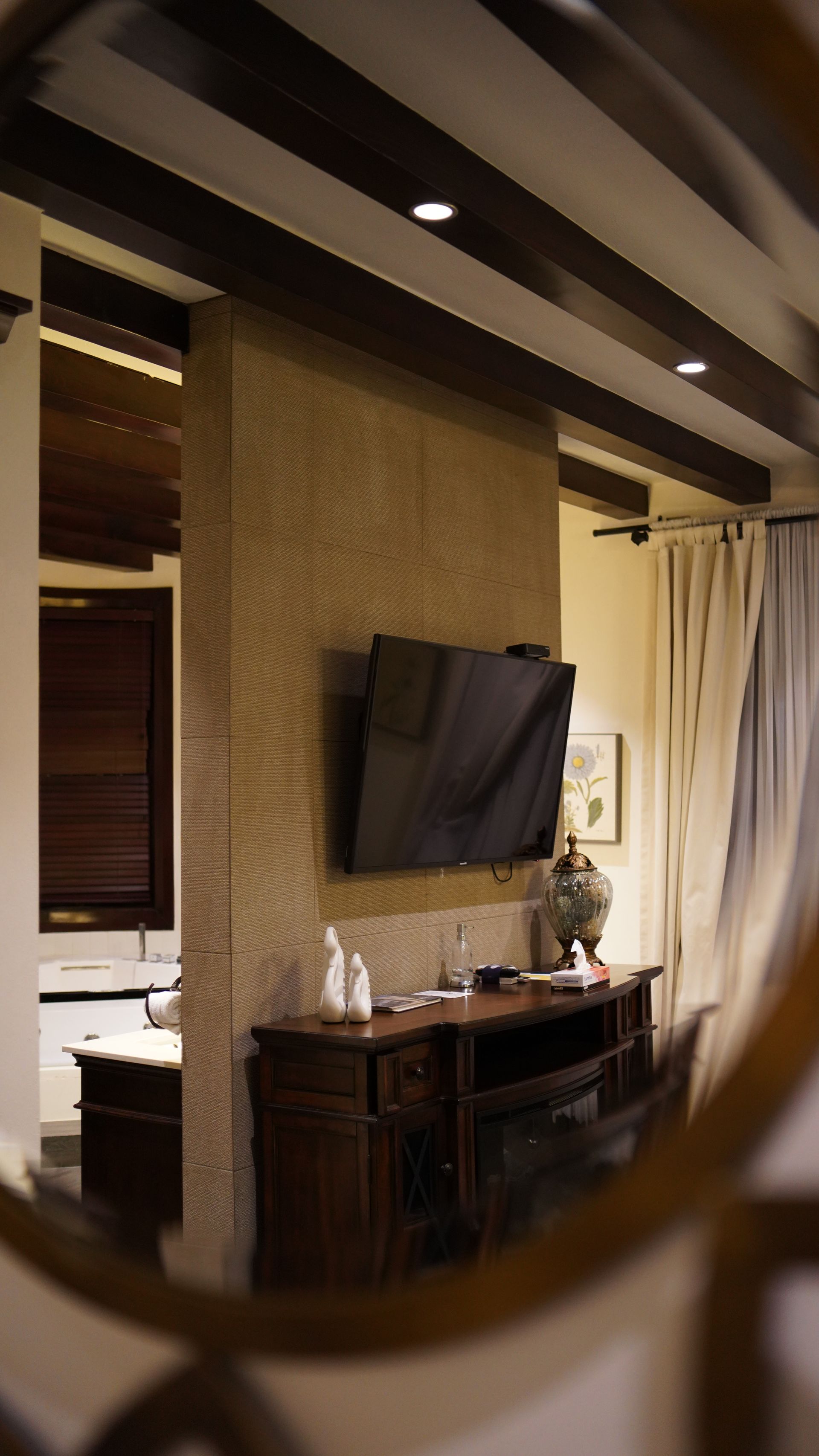 A living room with a flat screen tv mounted on the wall.