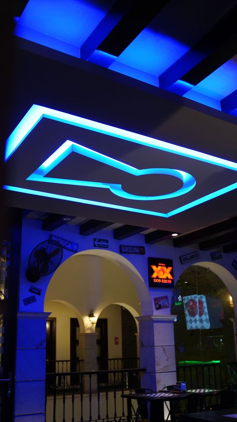 Un techo con luces azules y un cartel que dice dos equis