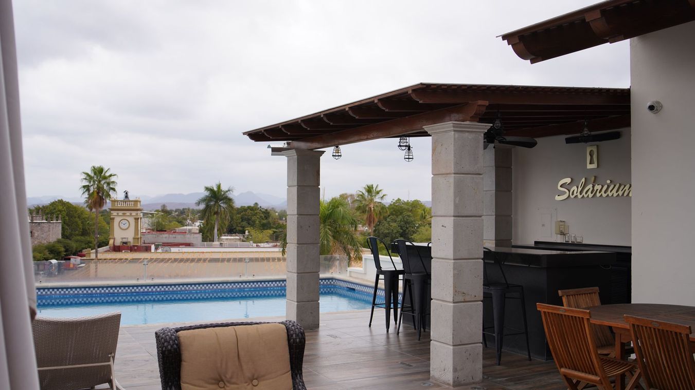 Un patio con piscina y un cartel que dice solarium.