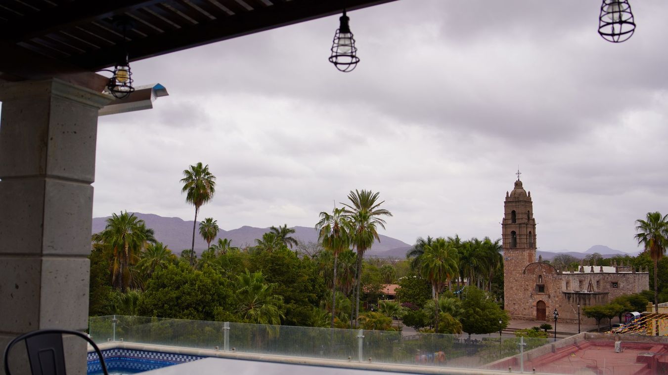 Una vista de una piscina con una iglesia al fondo.