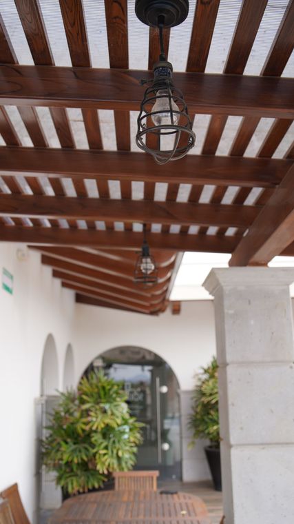 Un techo de madera con una luz colgando de él.