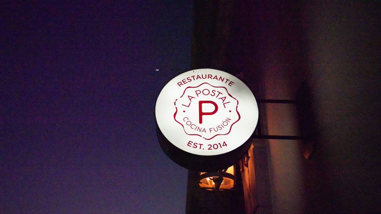 Un cartel de restaurante que dice la posta