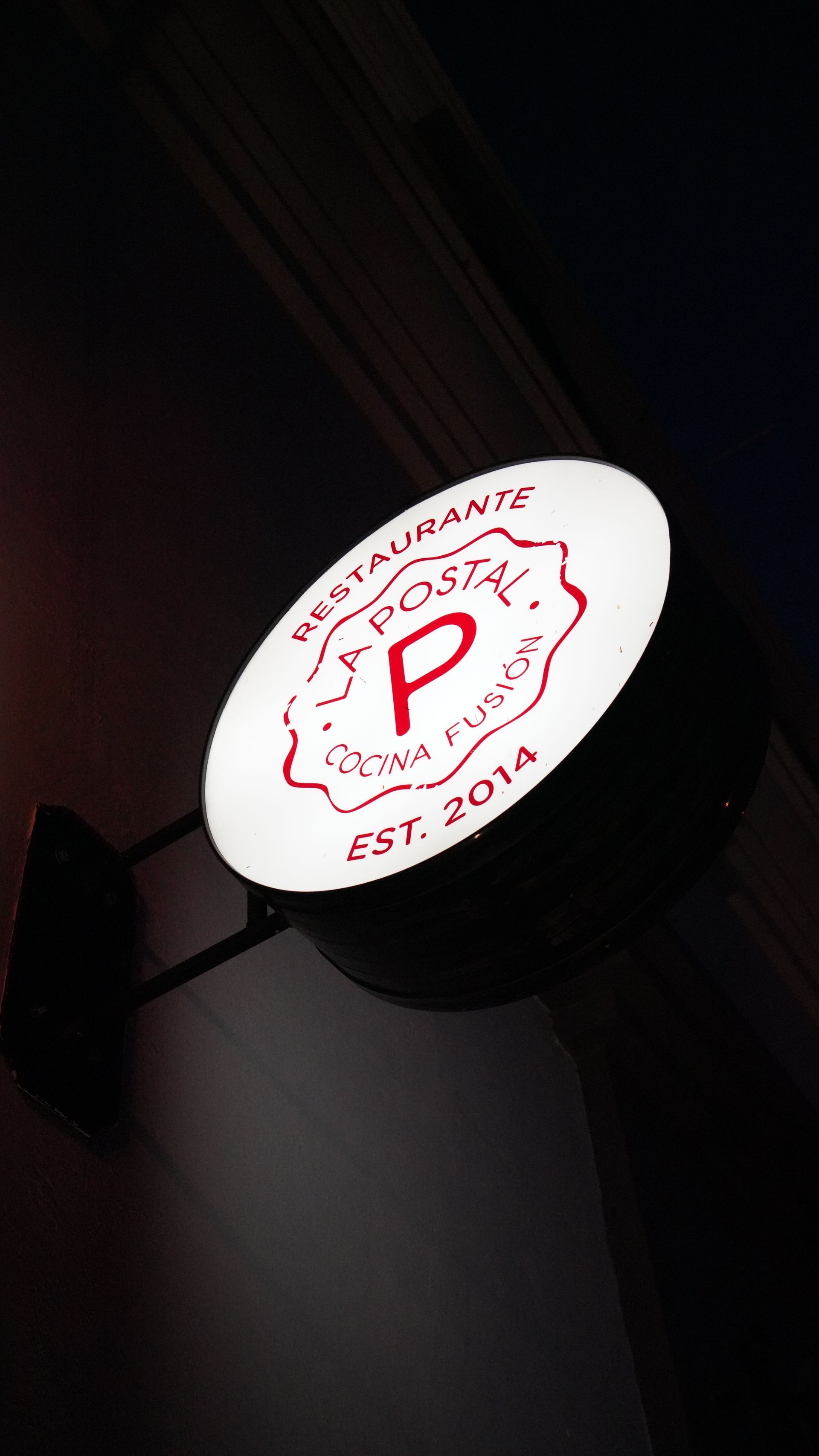A sign for a restaurant with the letter p on it