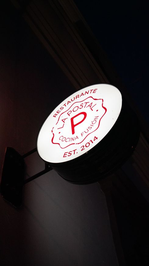 Un cartel de un restaurante con la letra p.