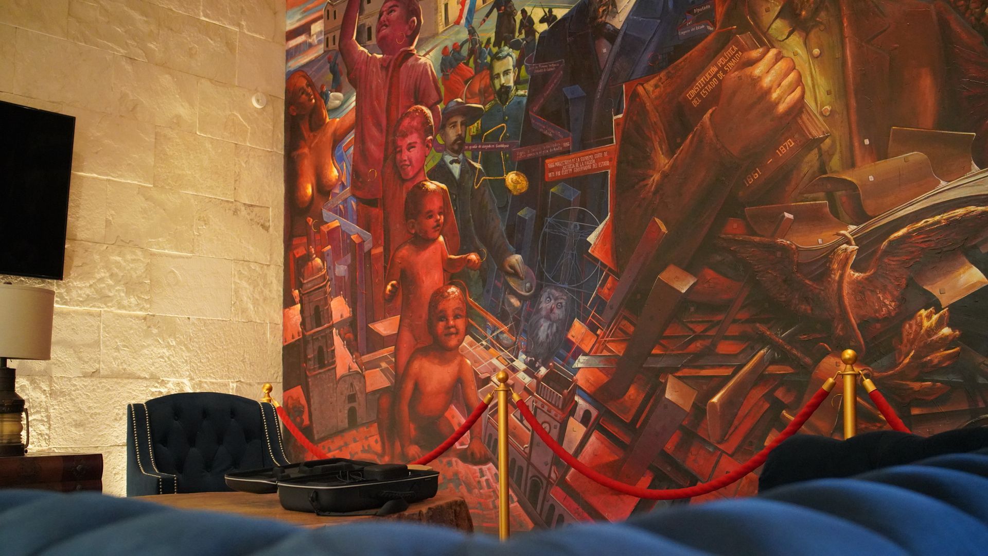 Una habitación con un cuadro grande en la pared y un sofá.