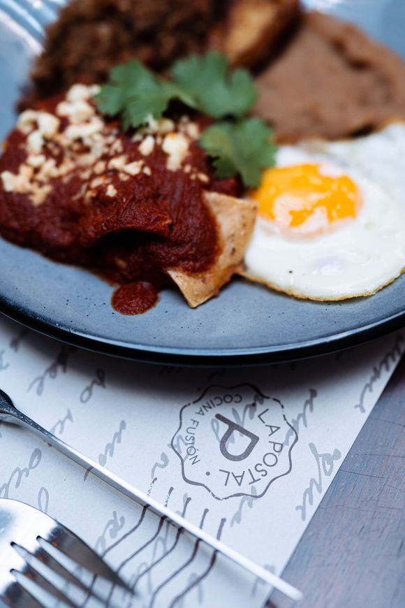 Un plato de comida con la letra p en él.
