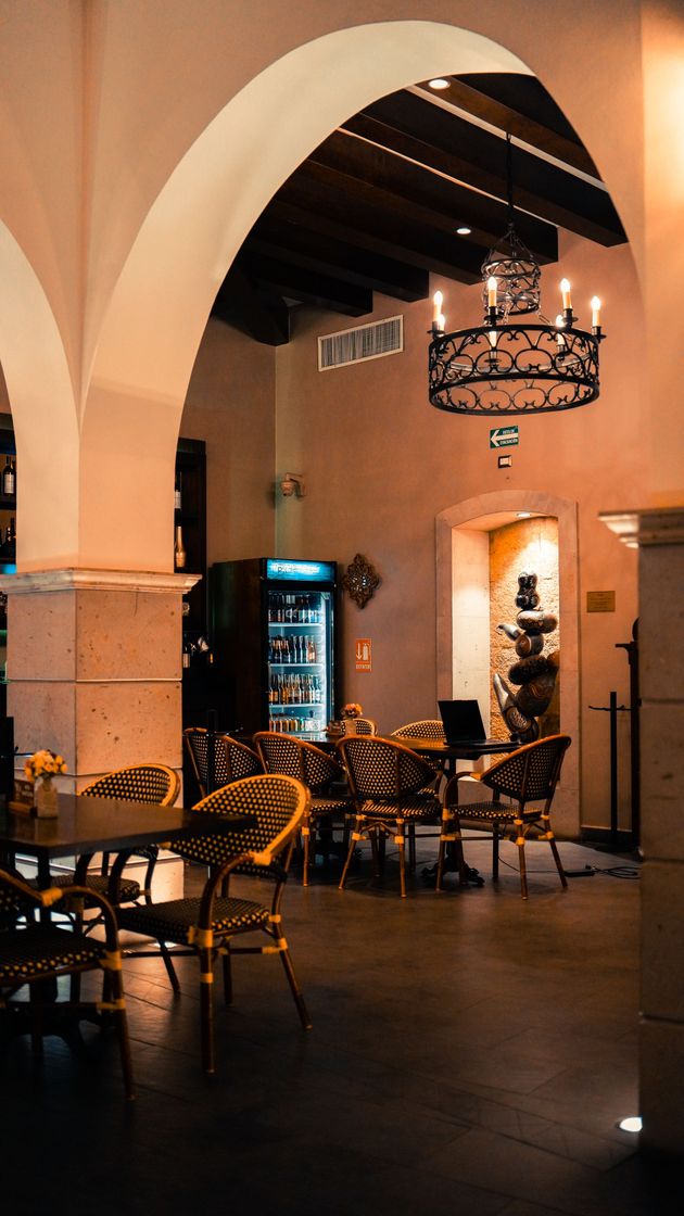 Un restaurante con mesas y sillas y un frigorífico.