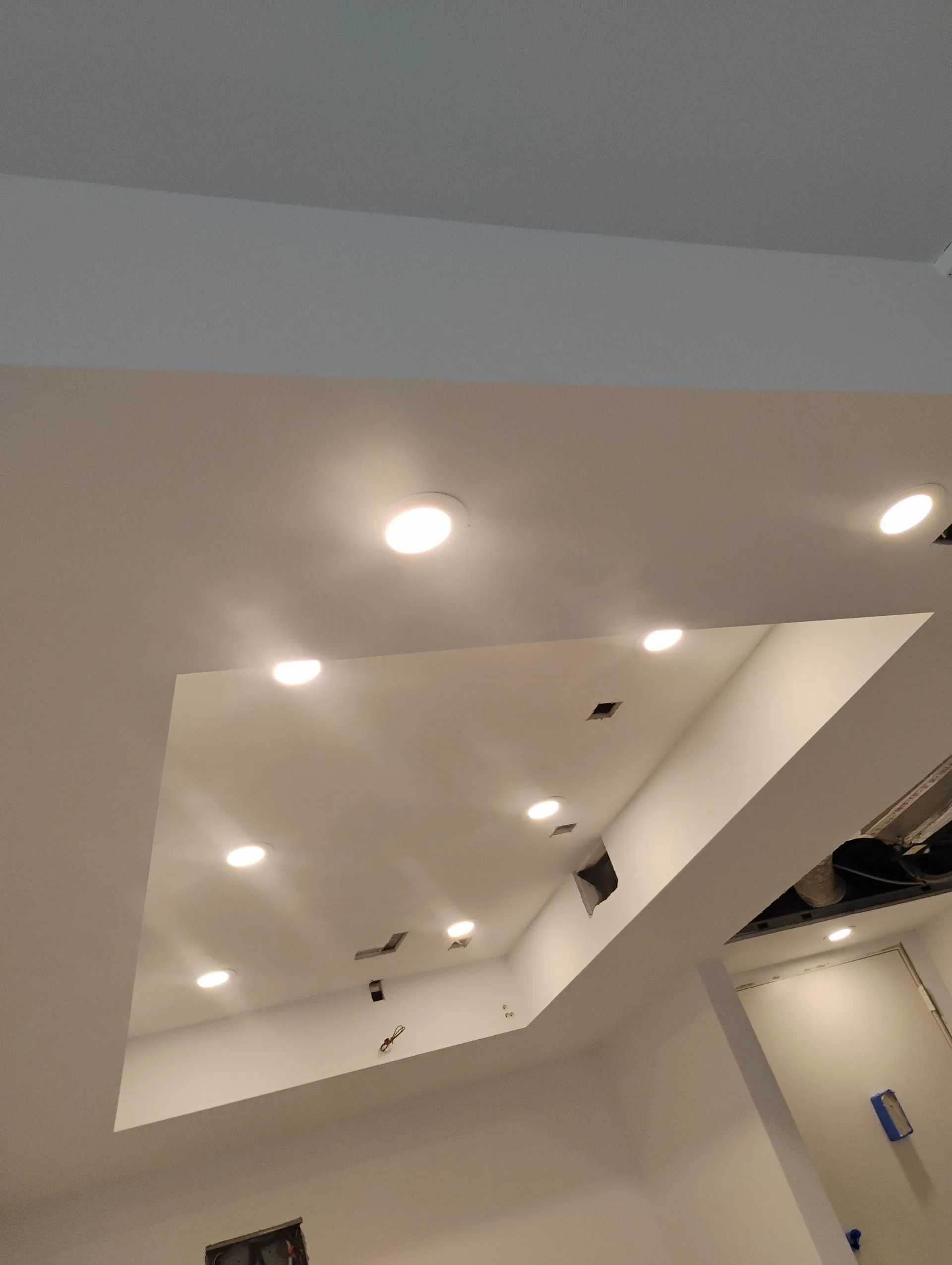 Ceiling with recessed lights in a modern indoor lobby area