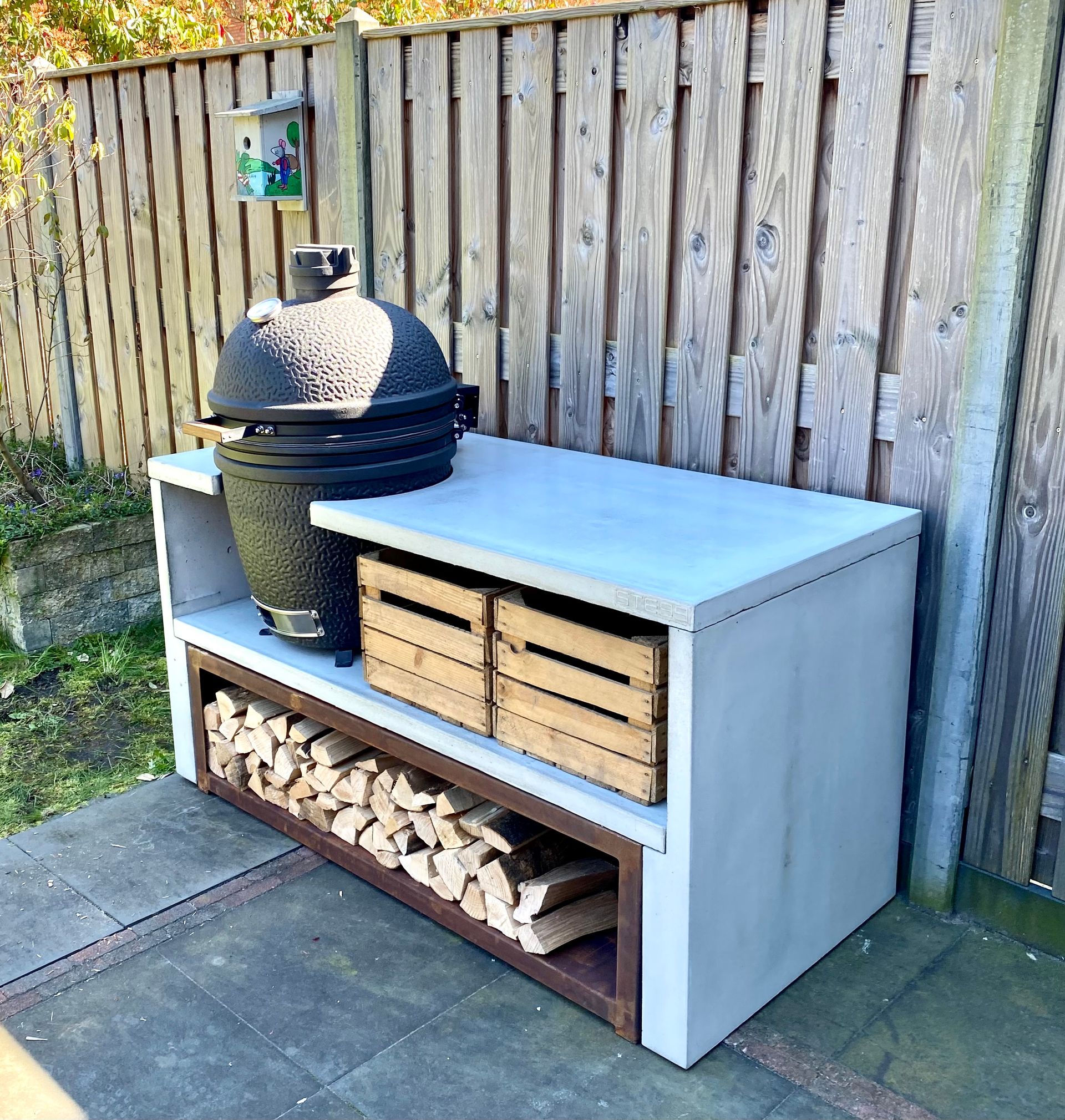 Een Buitenkeuken Van Beton Is Een Fanatische Toevoeging Aan Je Tuin Of een-buitenkeuken-van-beton-is-een-fanatische-toevoeging-aan-je-tuin-of