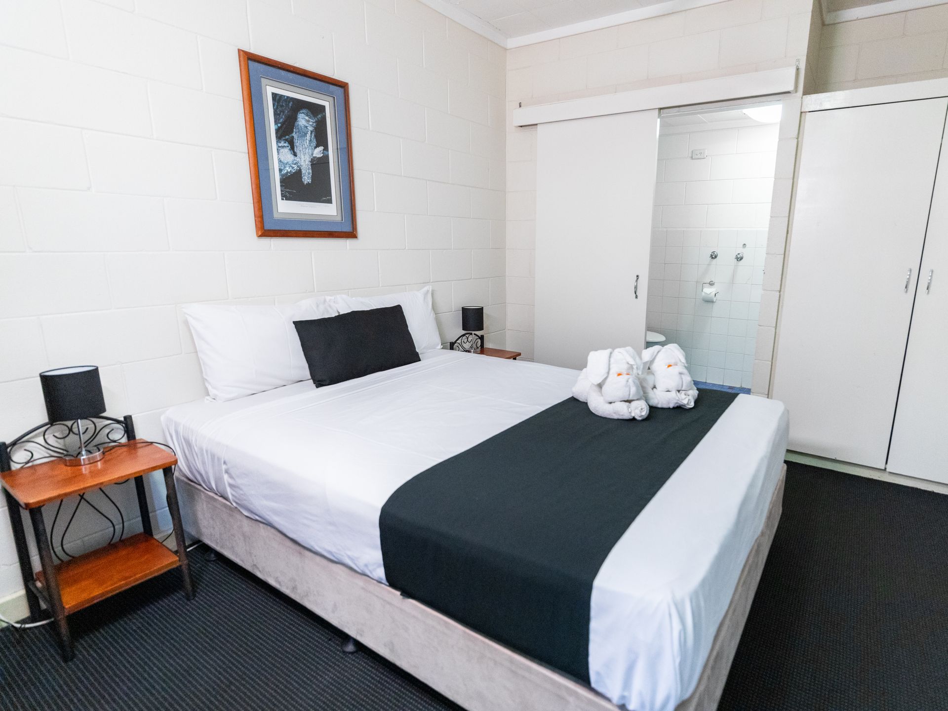Queen Bed Motel Room