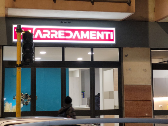 sala da pranzo con arredi moderni e ampie finestre