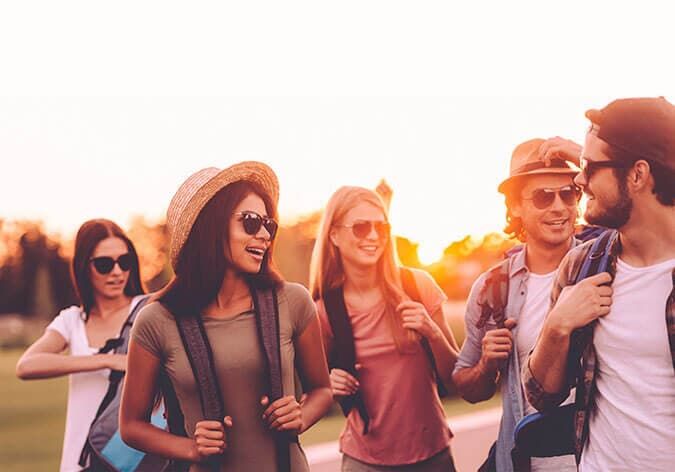 Un grupo de jóvenes camina por una calle.