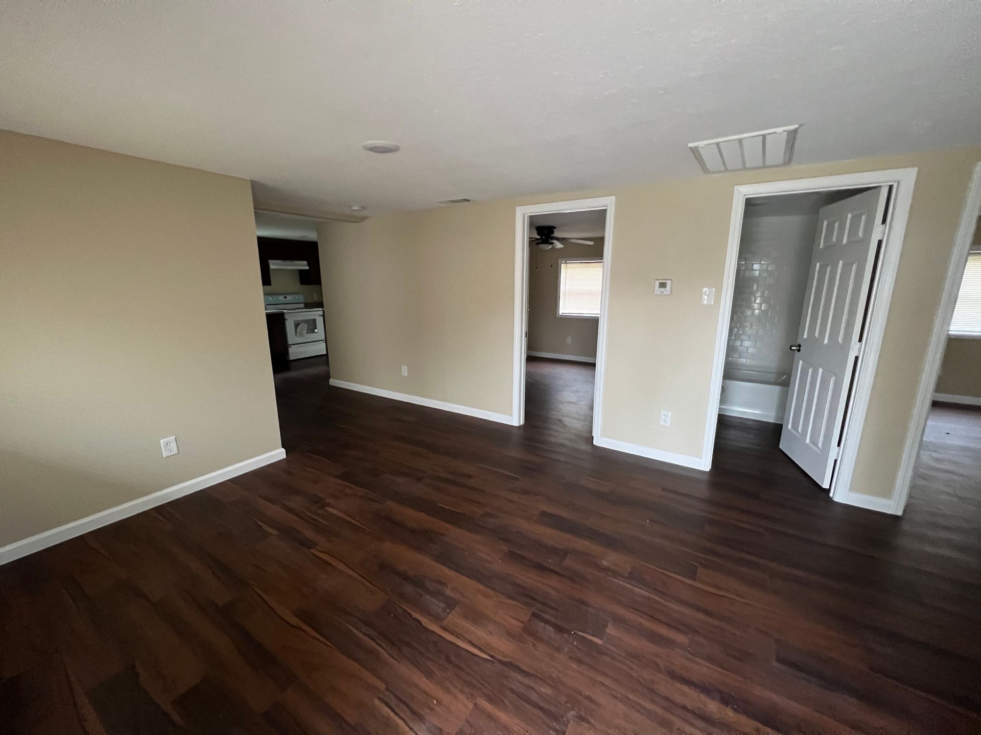 20. E Avenue H 824