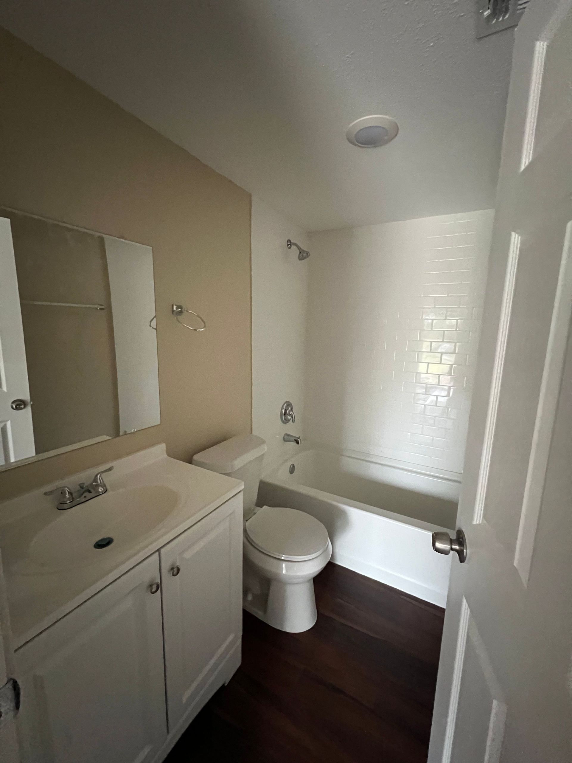20. E Avenue H 824