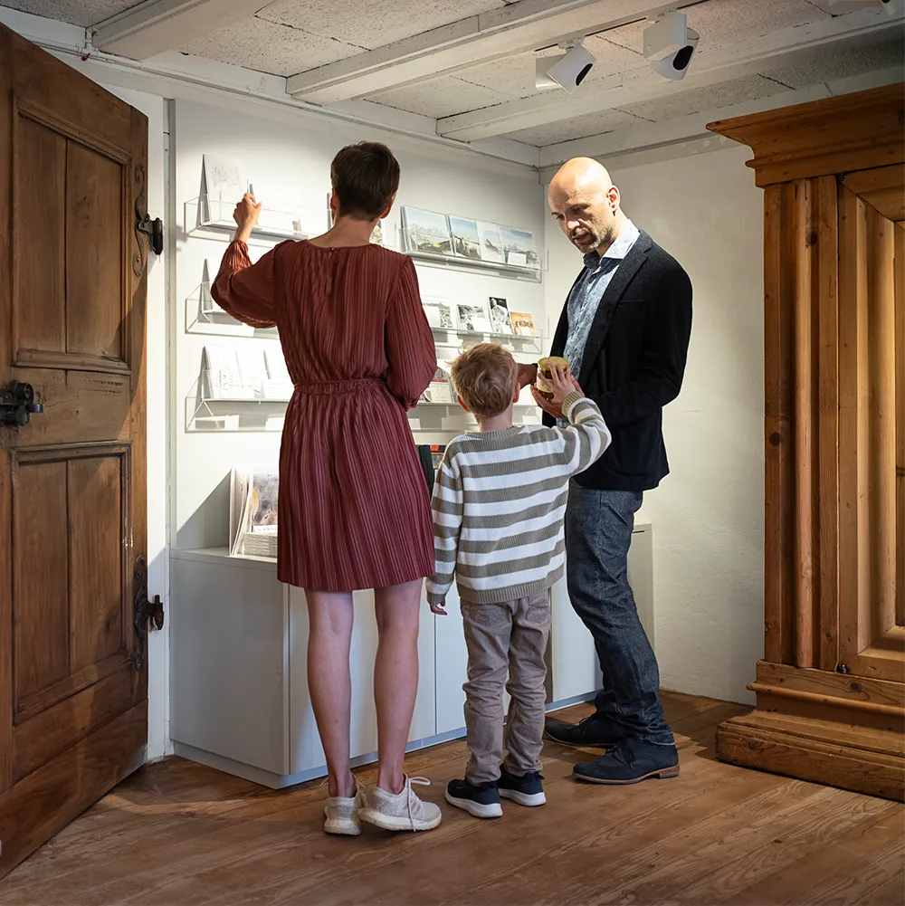 Museumsshop im Ackerhus mit Memo-Spiel, Buch zur Halszither und regionalen Geschenkartikeln