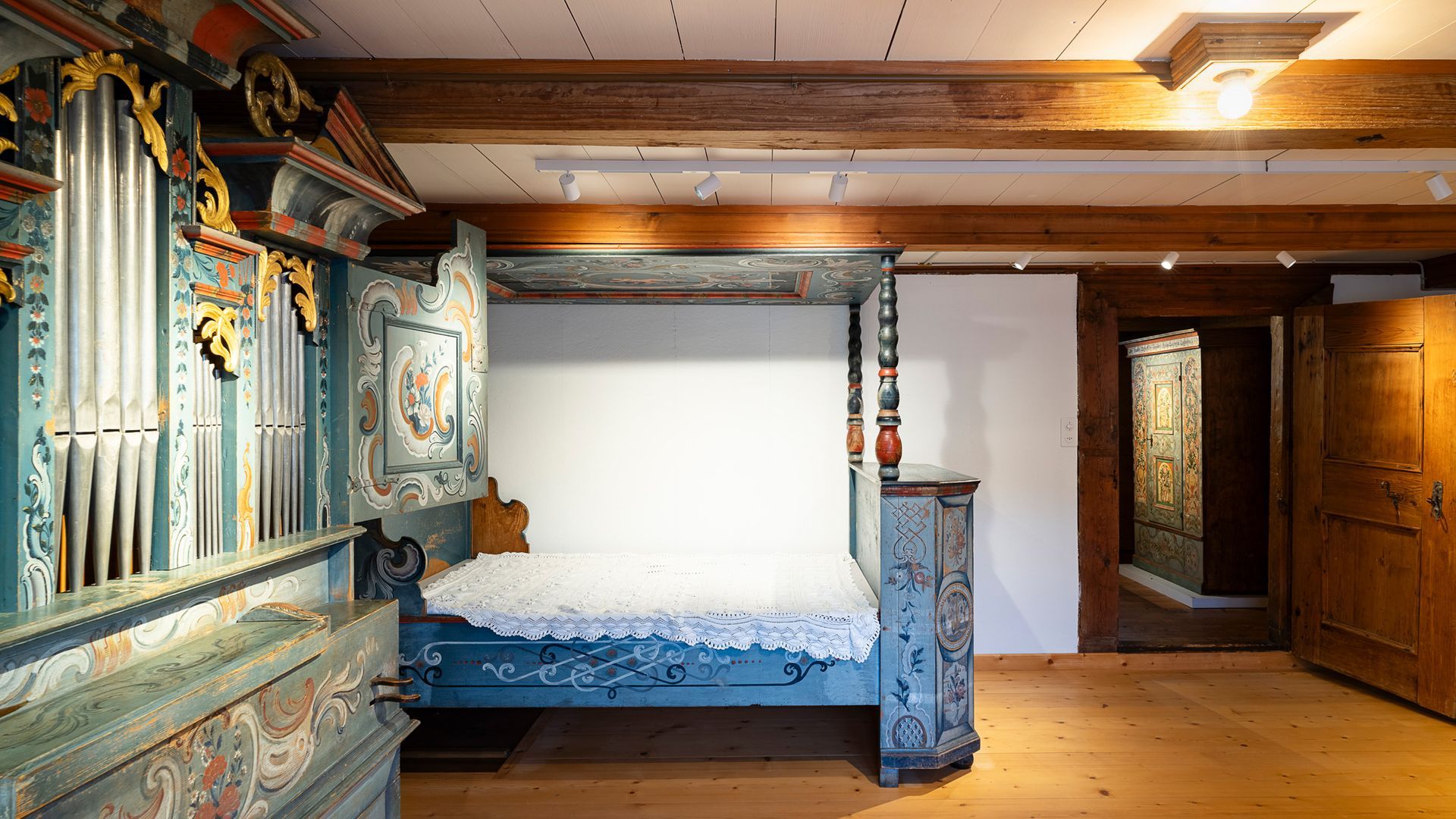 Historische Stube mit bemalten Möbeln und Hausorgel im Heimatmuseum Ackerhus