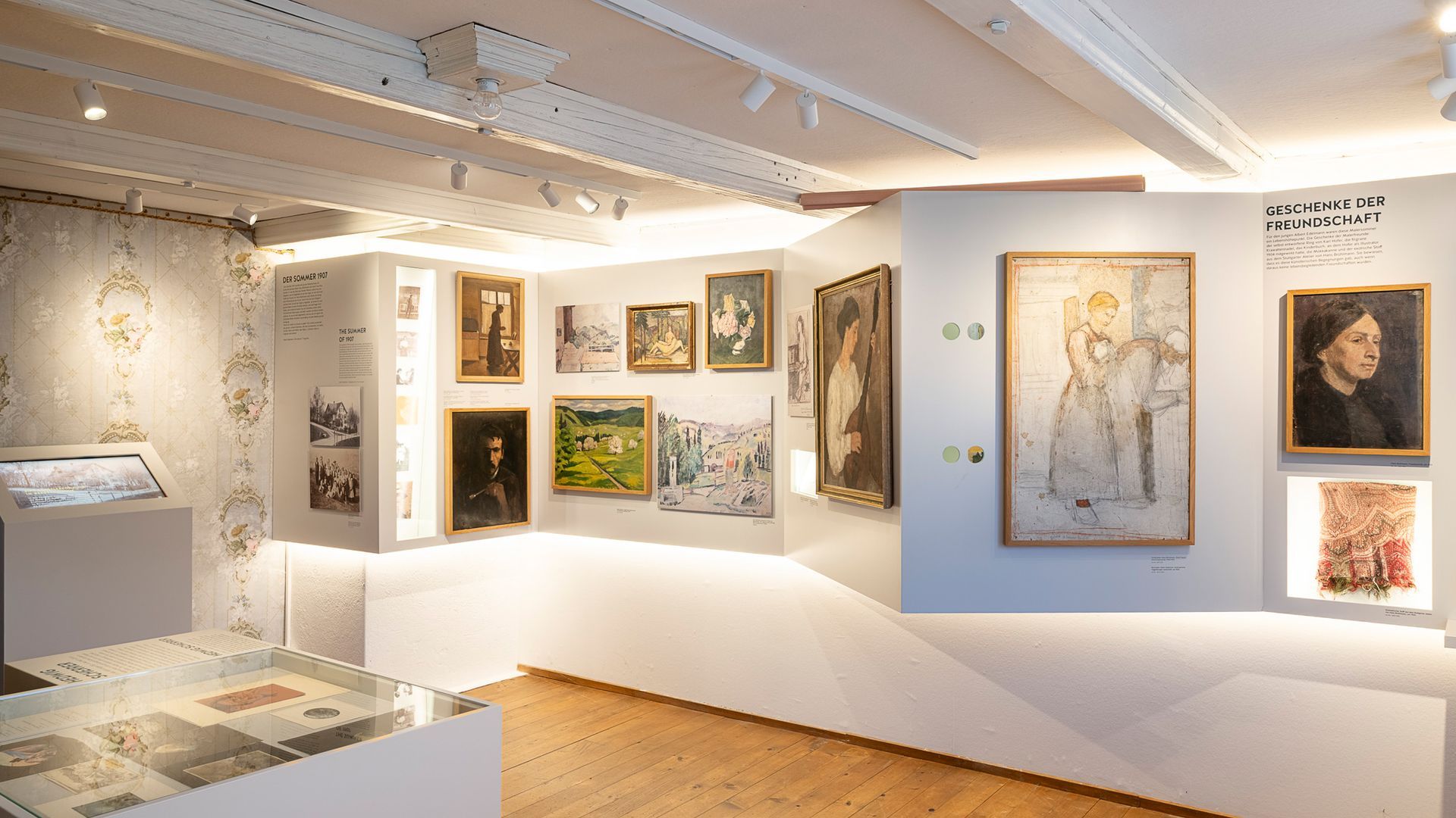 Kunstausstellung mit Gemälden, Zeichnungen und historischen Objekten zur regionalen Kultur im Museum Ackerhus