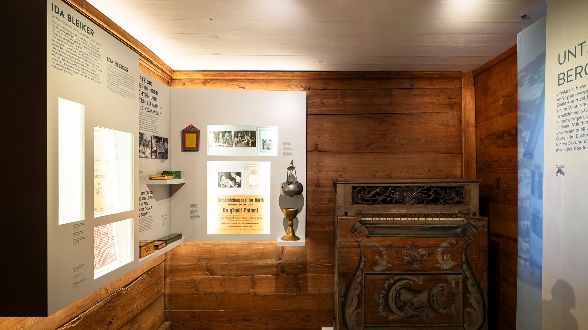 Ausstellungsraum im Heimatmuseum Ackerhus mit Objekten und Hausorgel