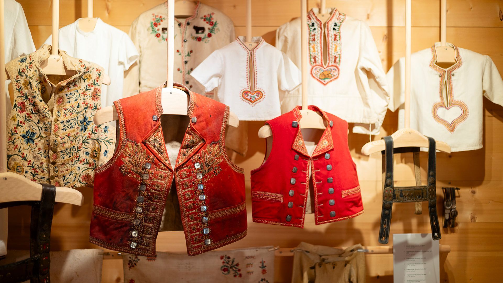 Traditionelle Toggenburger Trachten und bestickte Kinderkleidung aus der Sammlung des Museums Ackerhus