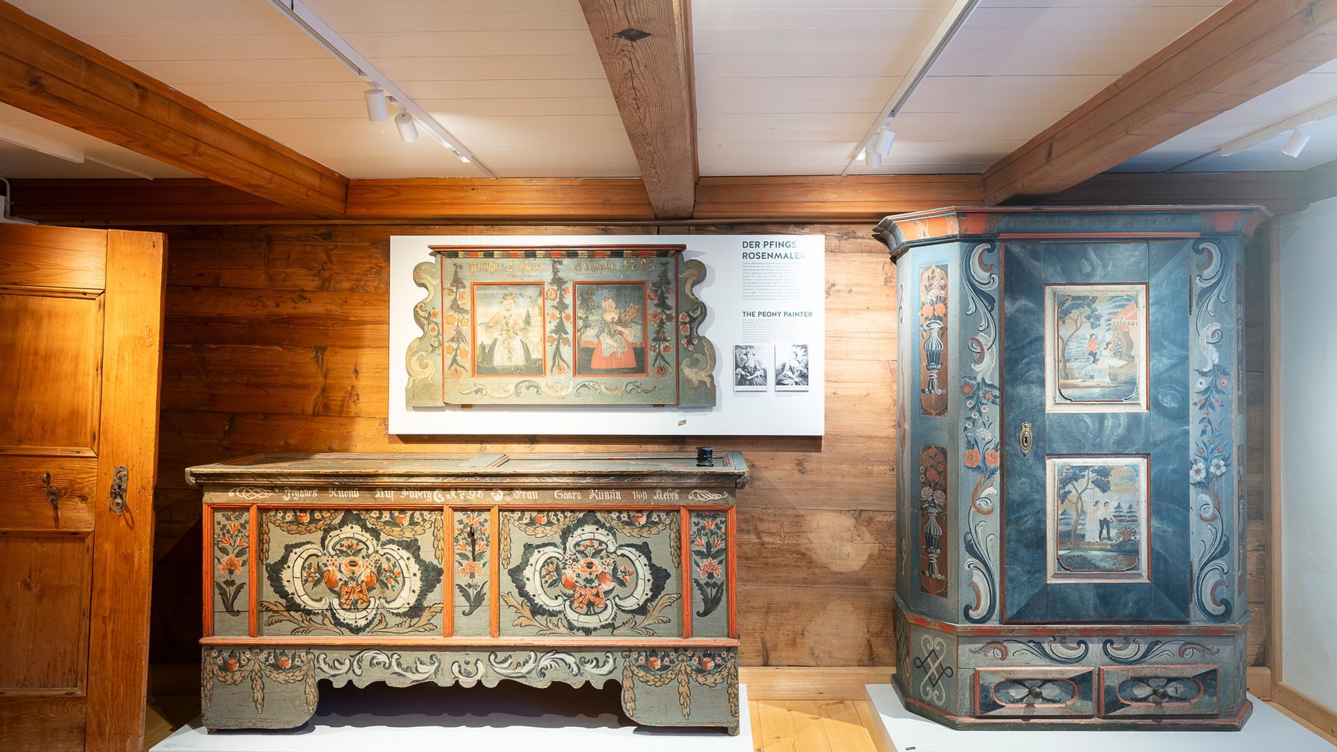 Bemalte Toggenburger Bauernmöbel und traditionelle Schrankkunst in der Ausstellung des Museums Ackerhus