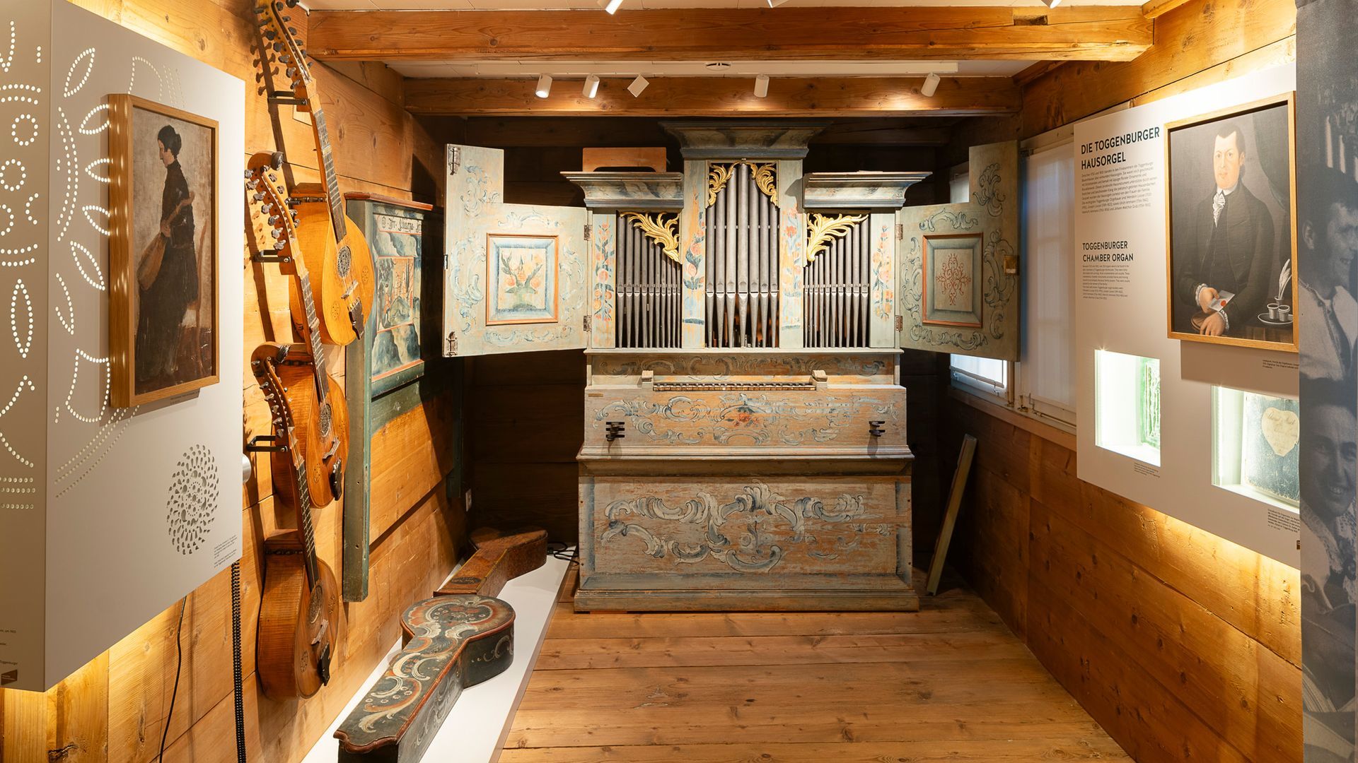 Historische Toggenburger Hausorgel mit Saiteninstrumenten und Ausstellung zur regionalen Musikkultur im Museum Ackerhus