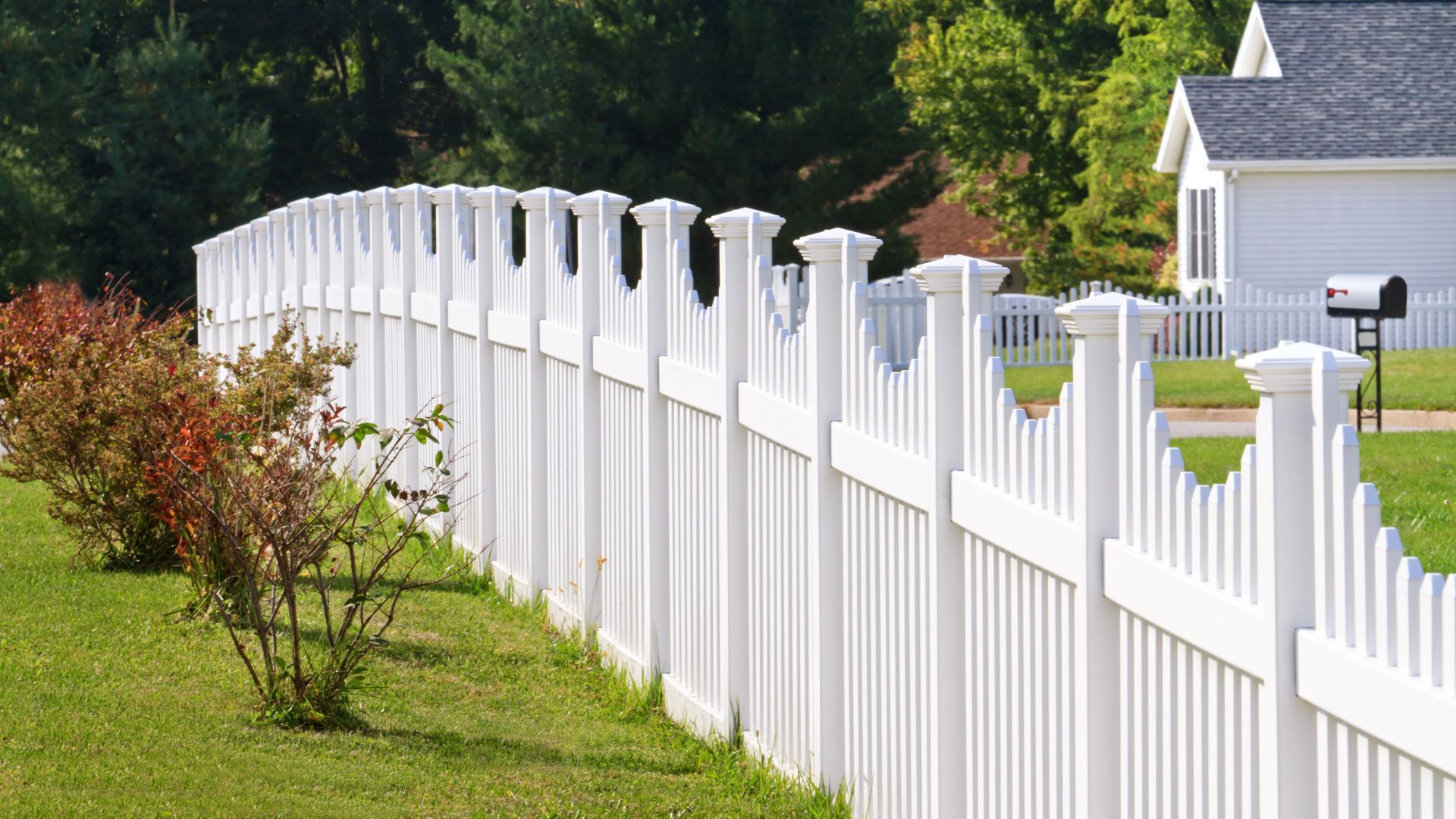 White Winyl Fence Mississauga ON