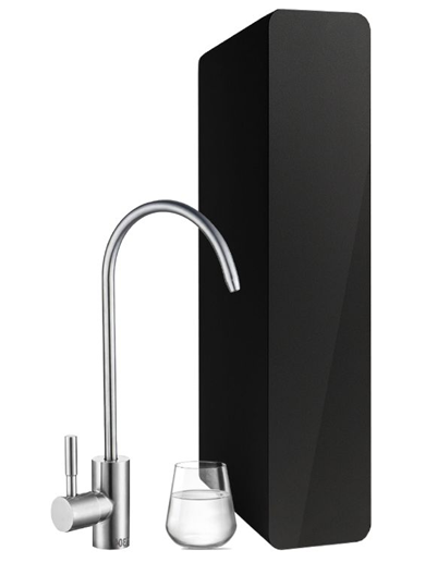 Rubinetto cromato moderno accanto a un dispenser di sapone nero e vetro su sfondo bianco.