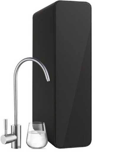 Filtro per l'acqua moderno di colore nero con rubinetto cromato e bicchiere su sfondo bianco.