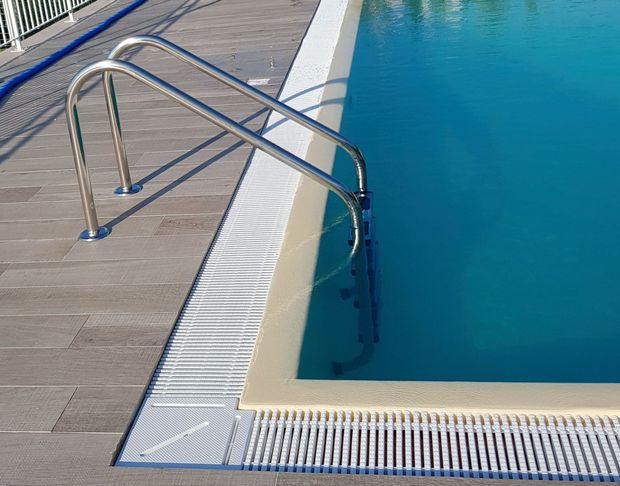 PISCINA A SFIORO