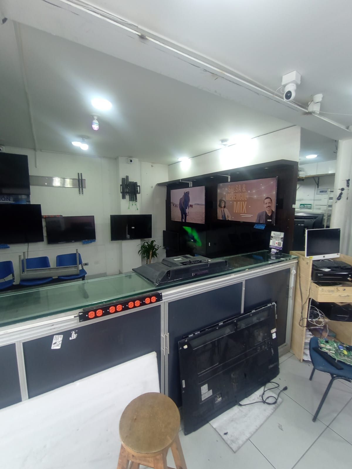 Dentro de un taller de reparación de televisores: varios televisores 