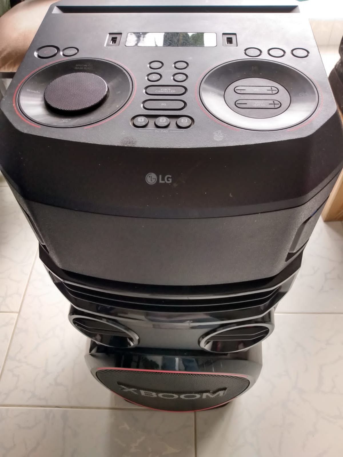Sistema de altavoces portátiles LG de color negro con panel de control y pantalla
