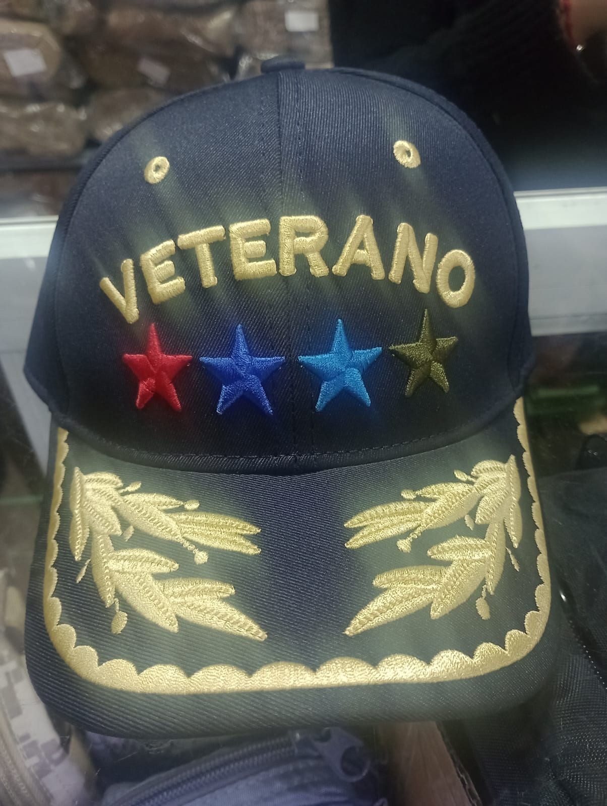 Gorra negra de veterano con la palabra 
