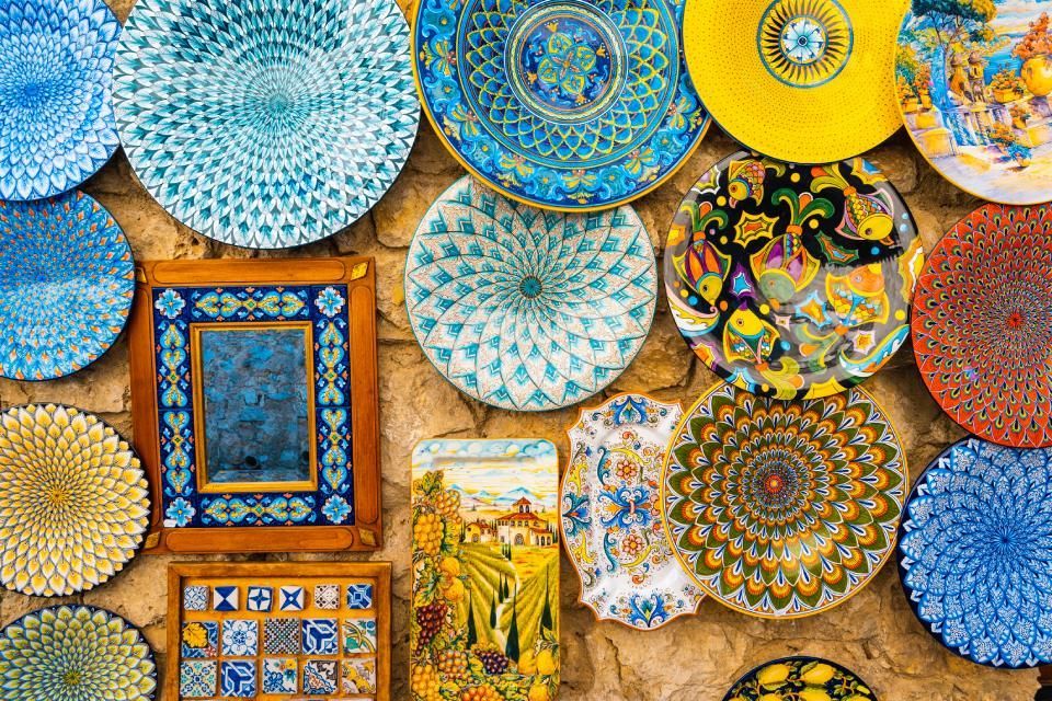 piatti e quadri con decorazioni tipicamente amalfitane