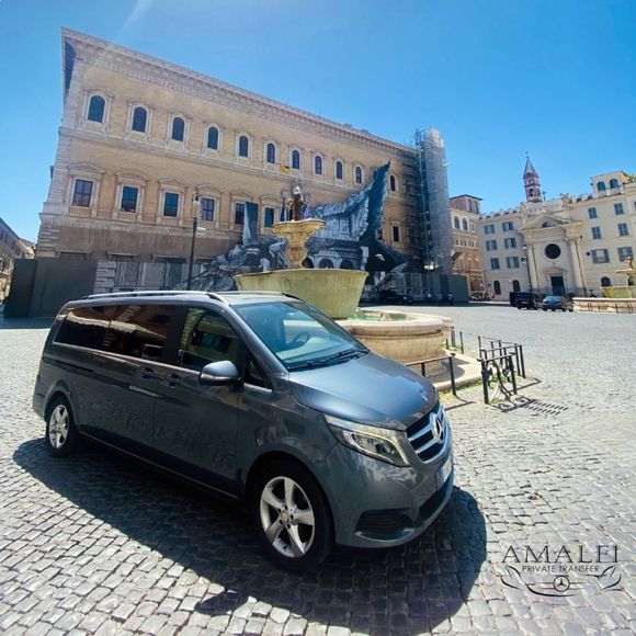 minivan Mercedes in una piazza