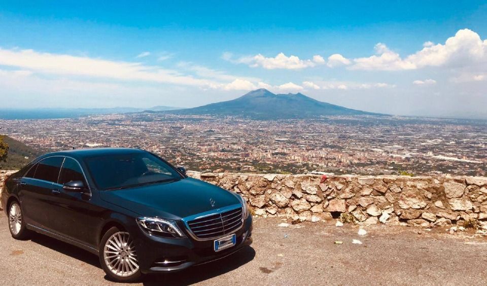 automobile Mercedes nera davanti a un belvedere