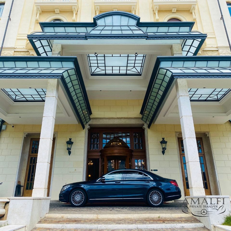 automobile nera davanti all'ingresso di un hotel