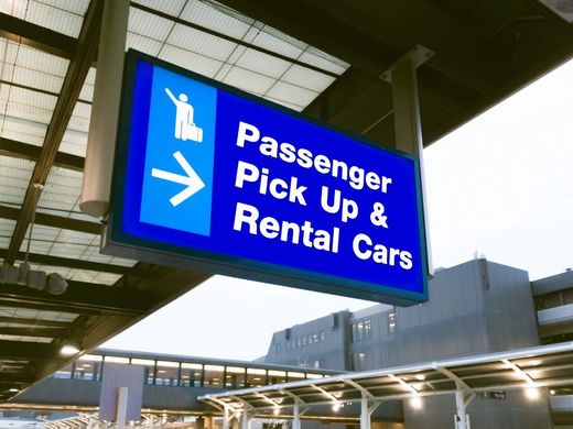 area ritiro passeggeri e noleggio auto in un aeroporto